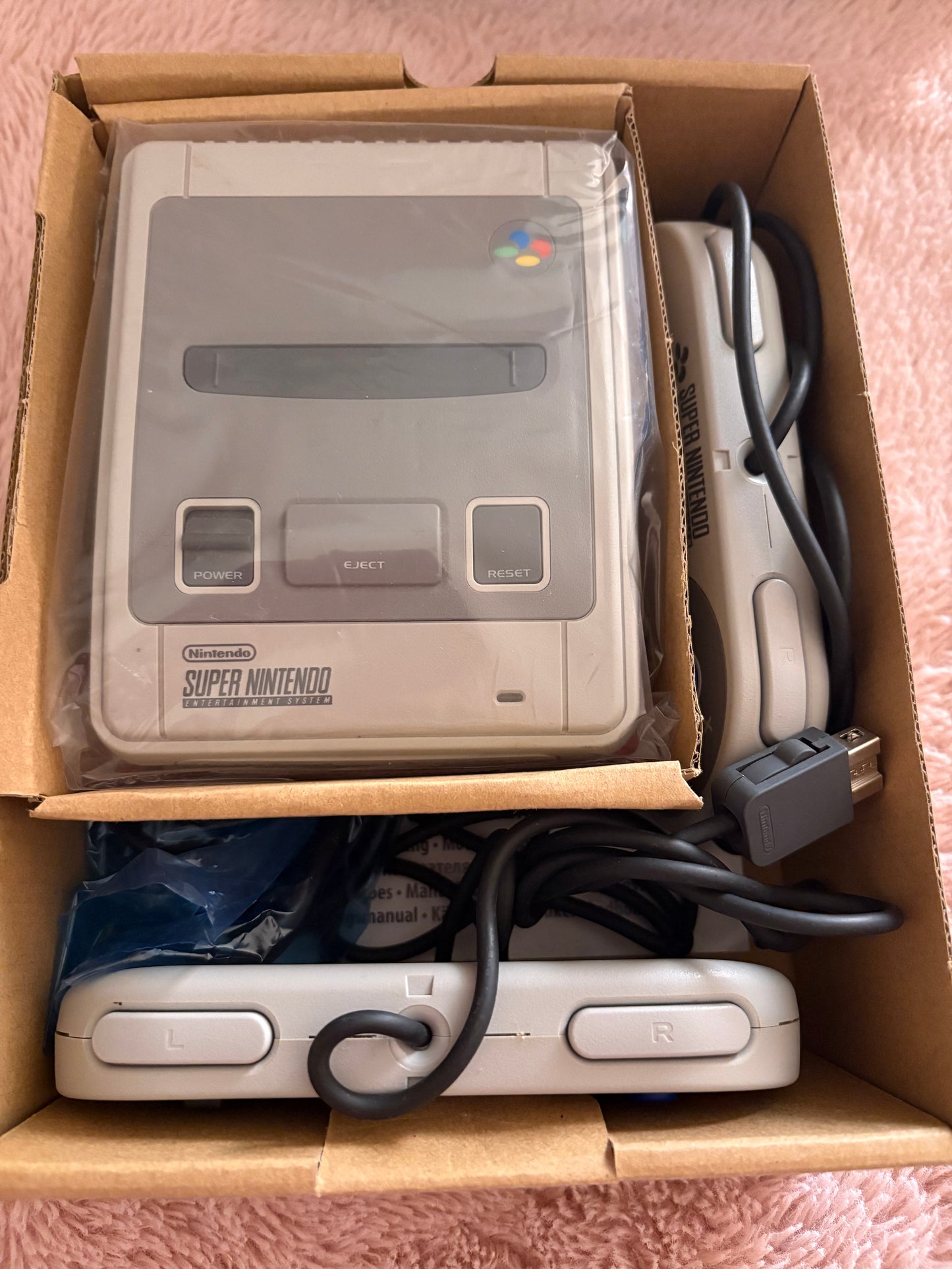 Console mini super Nintendo jamais très très bon état servi 2 fois .