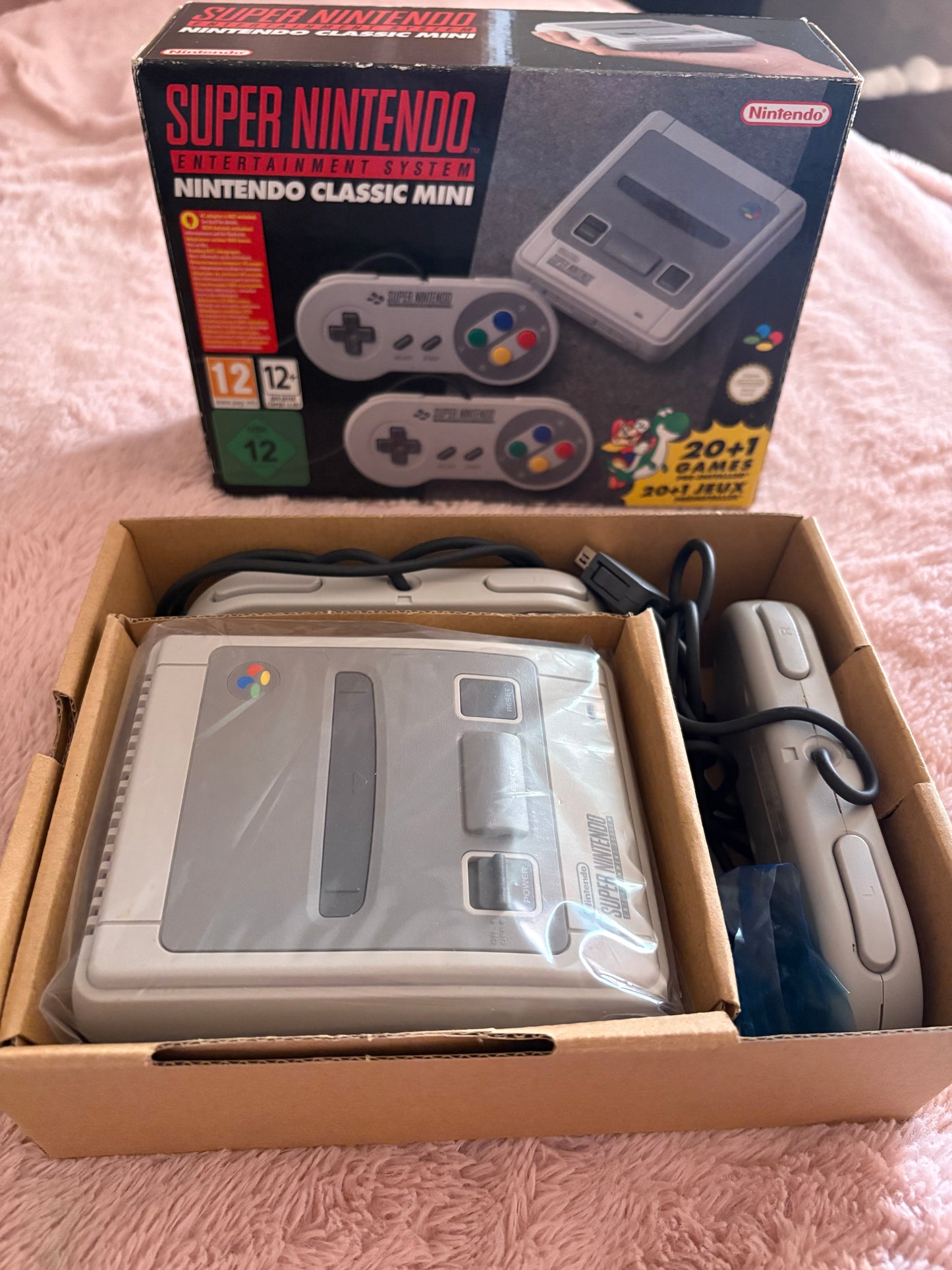 Console mini super Nintendo jamais très très bon état servi 2 fois .