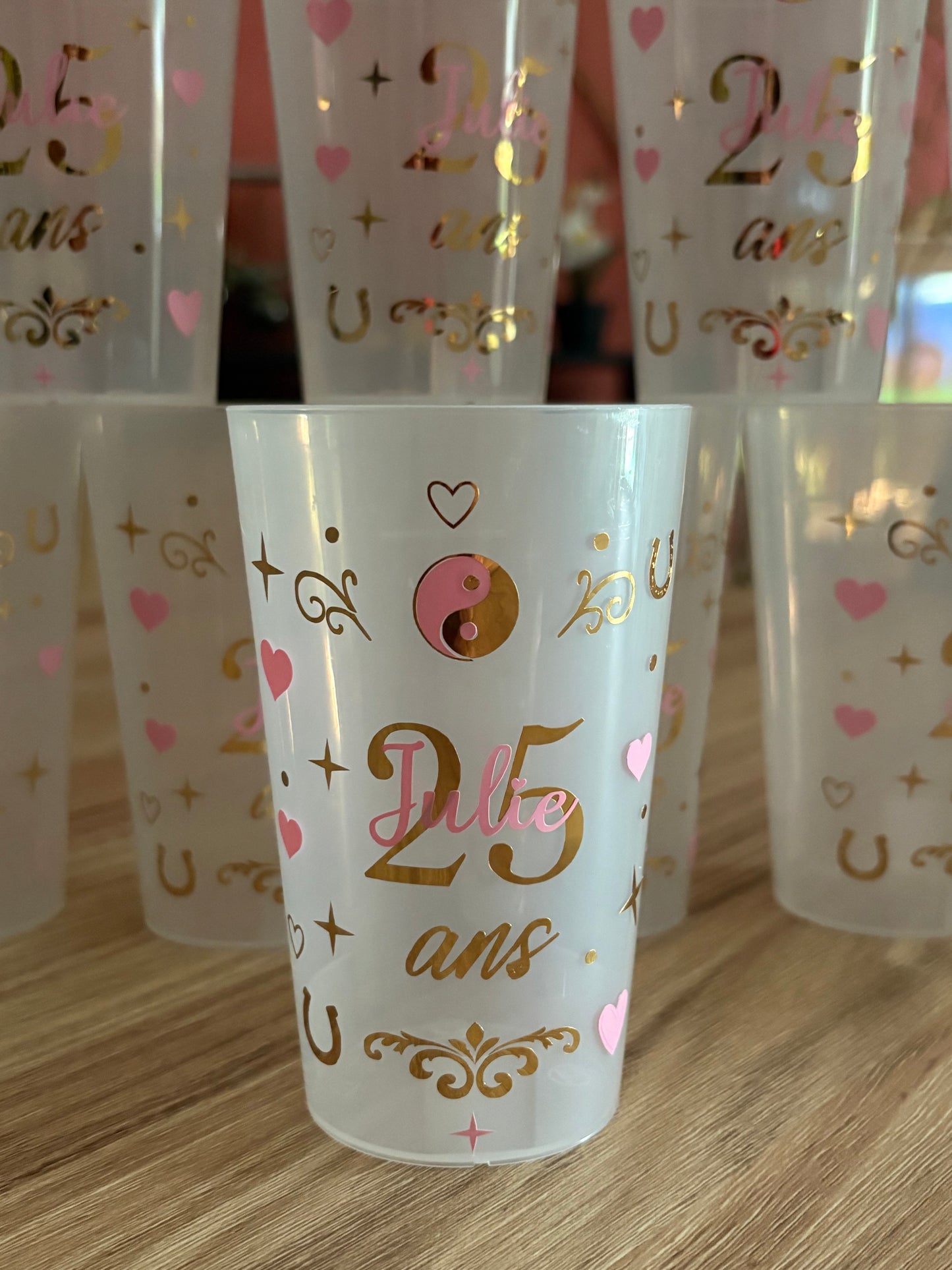 Gobelet Anniversaire Rose & Or Thème Cavalier Personnalisé – Fait Main
