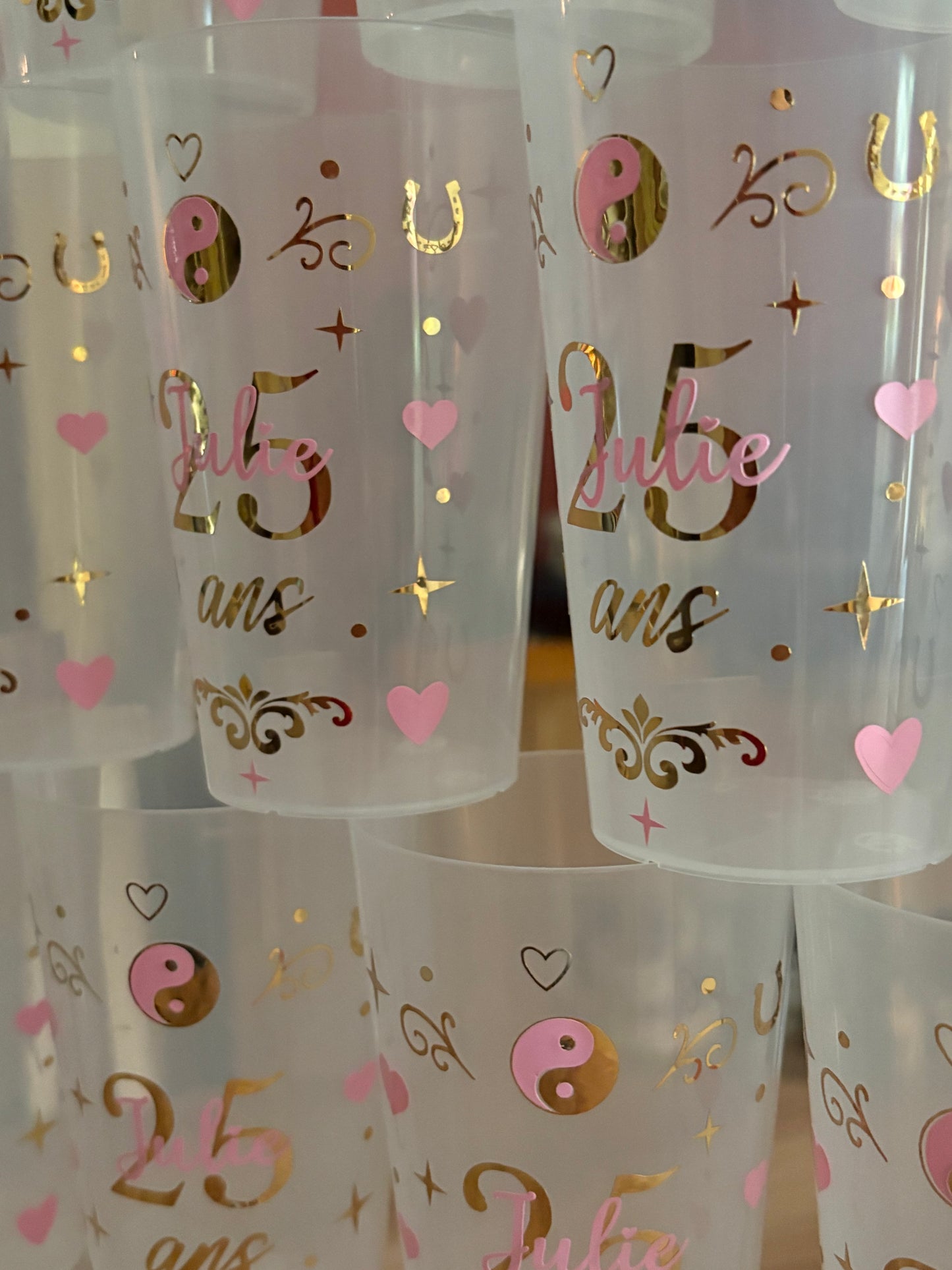 Gobelet Anniversaire Rose & Or Thème Cavalier Personnalisé – Fait Main
