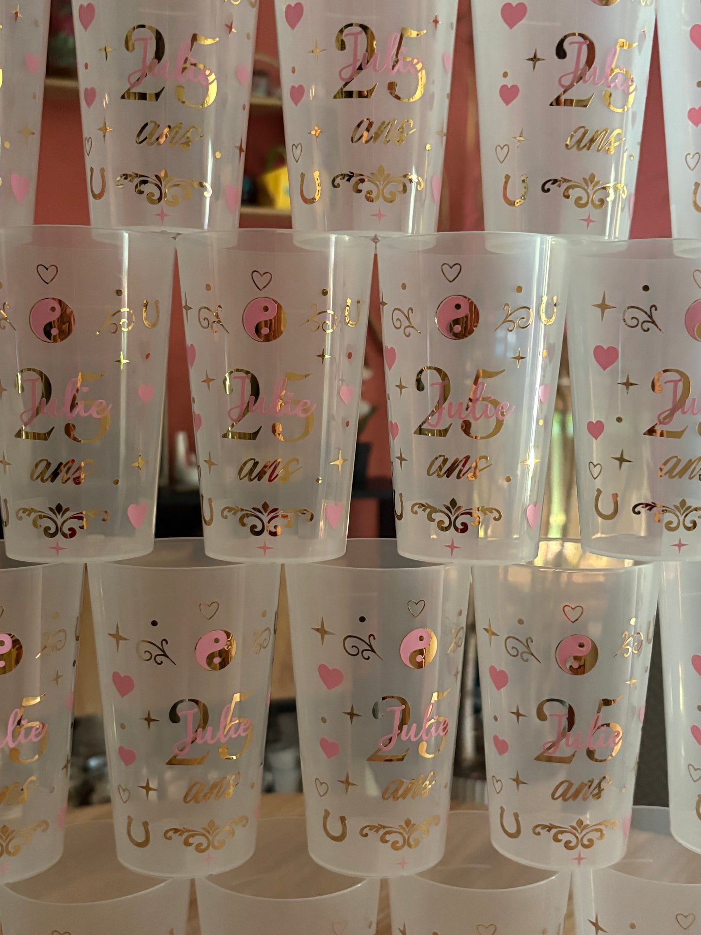 Gobelet Anniversaire Rose & Or Thème Cavalier Personnalisé – Fait Main