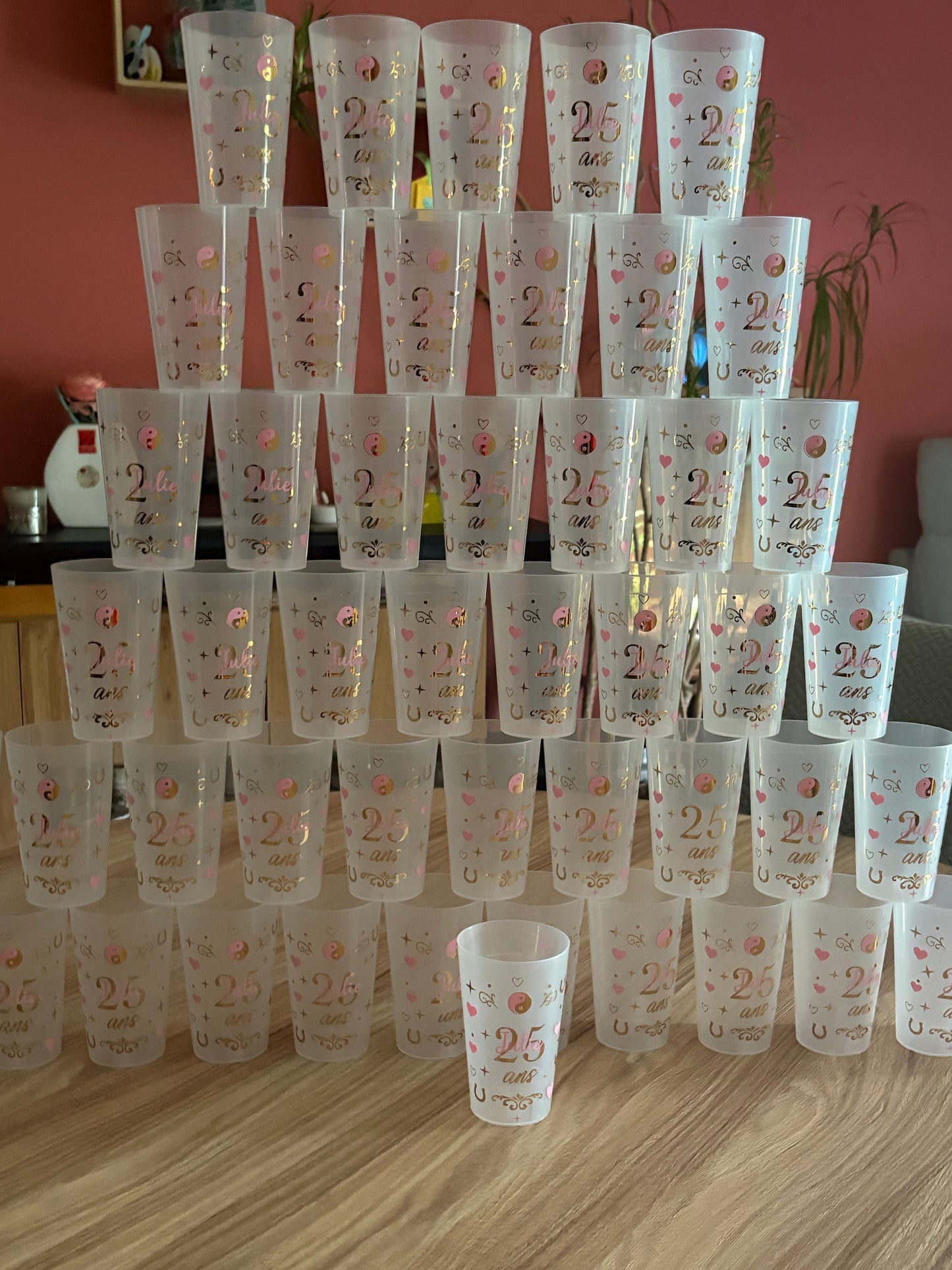 Gobelet Anniversaire Rose & Or Thème Cavalier Personnalisé – Fait Main